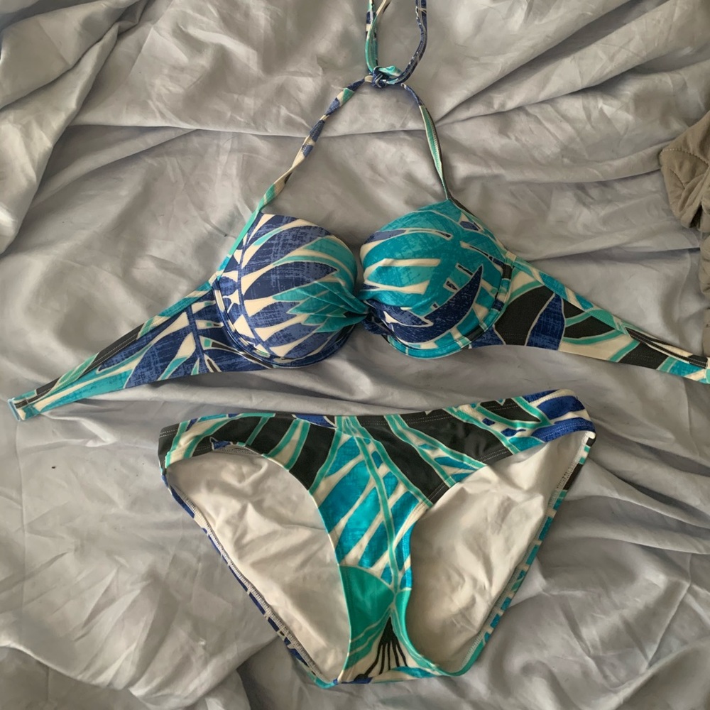 Aerie “Brooke” Bikini 36C & Vans 9.5 BUNDLE